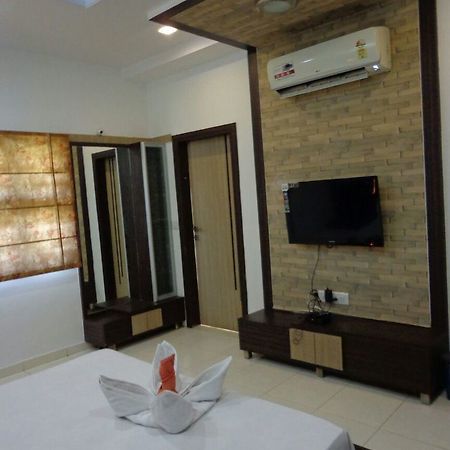 10 Blossoms Hospitality Services Ahmedabad Bagian luar foto