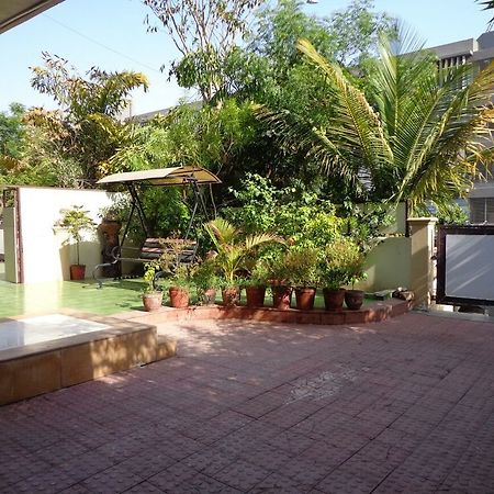 10 Blossoms Hospitality Services Ahmedabad Bagian luar foto