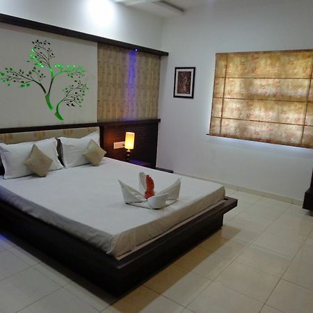10 Blossoms Hospitality Services Ahmedabad Bagian luar foto