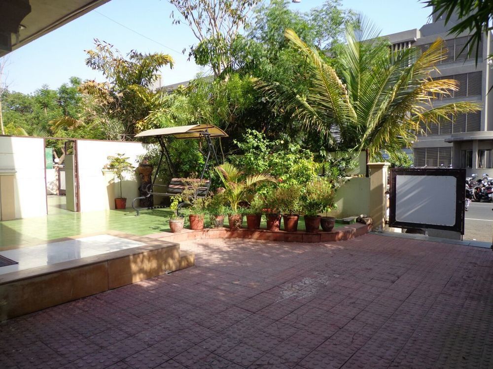 10 Blossoms Hospitality Services Ahmedabad Bagian luar foto