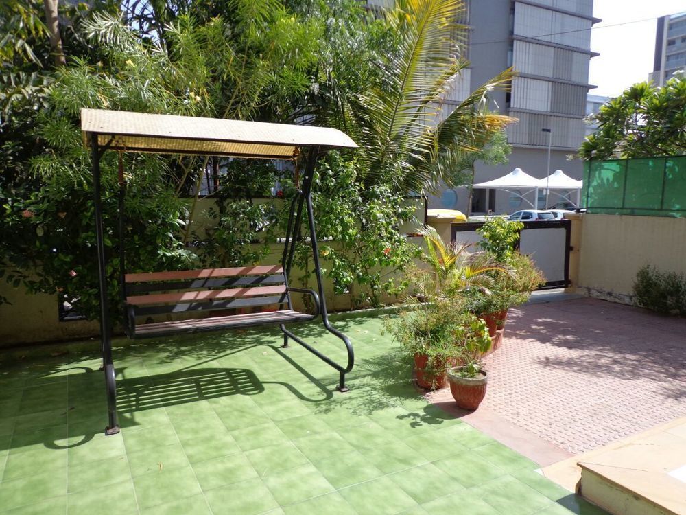 10 Blossoms Hospitality Services Ahmedabad Bagian luar foto