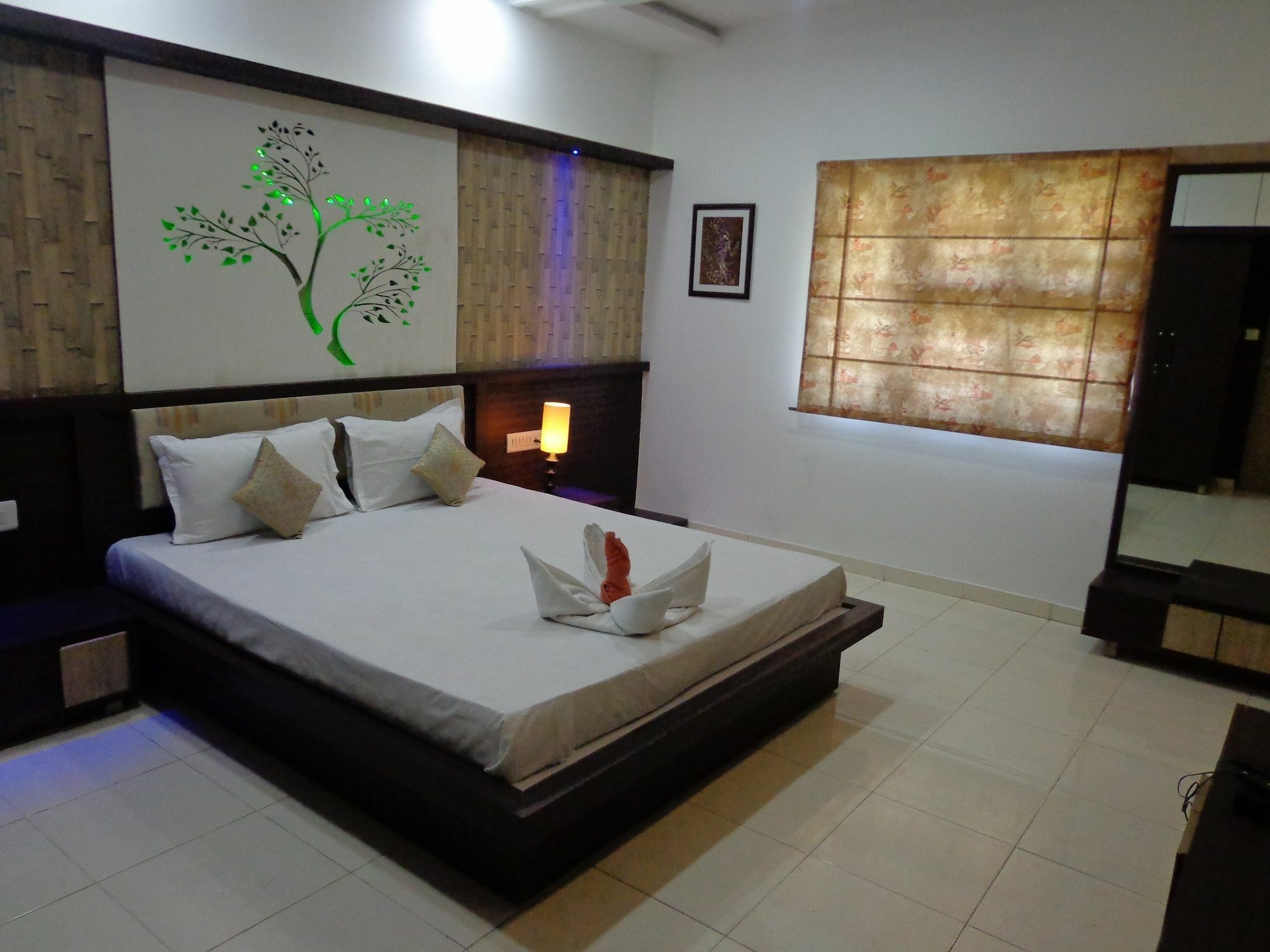 10 Blossoms Hospitality Services Ahmedabad Bagian luar foto